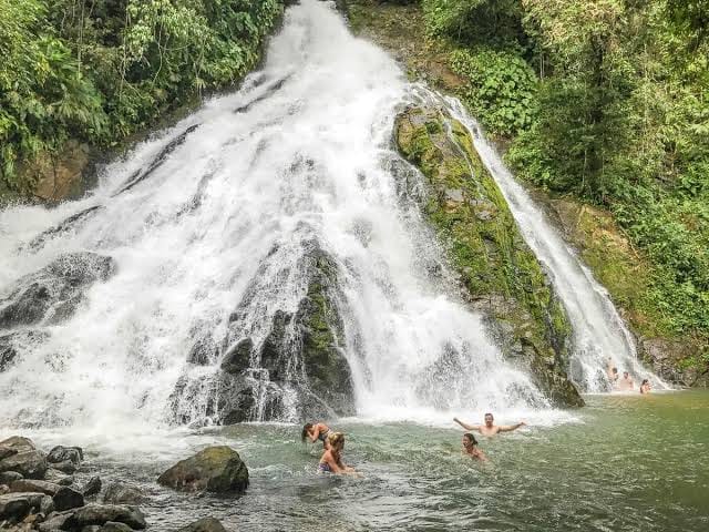 Gente nadando en cascada