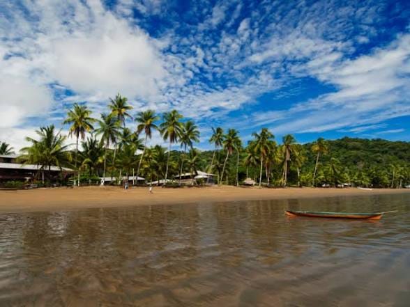 Playa y canoa